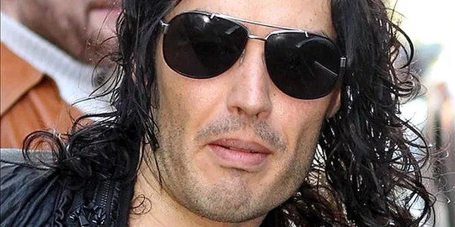 Russell Brand Ditahan di Bandara