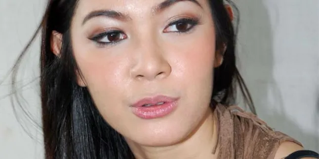 Ratna Galih, Busana Tertutup Ketika Keluar Rumah