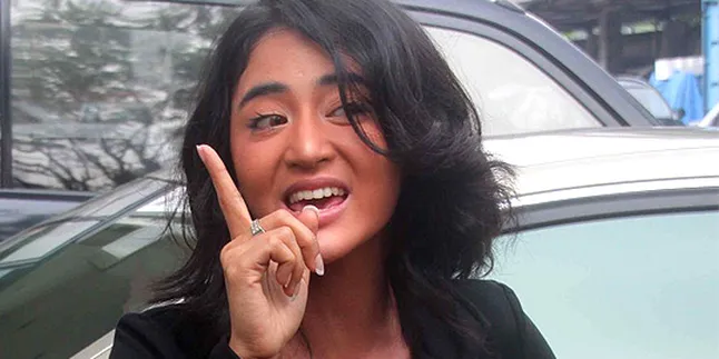 Dewi Perssik Rahasiakan 'Someone Special'-nya