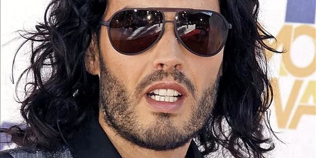 Syuting Film, Russell Brand Cium Alkohol