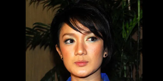 Potong Rambut, Melly SHE Lebih Fresh