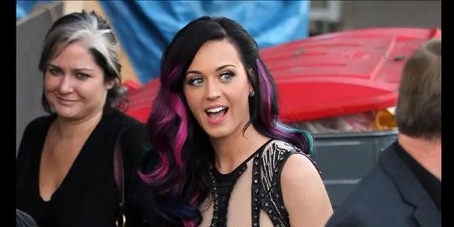 Katy Perry Sudah Kenakan Cincin Hidung Ala Pengantin India