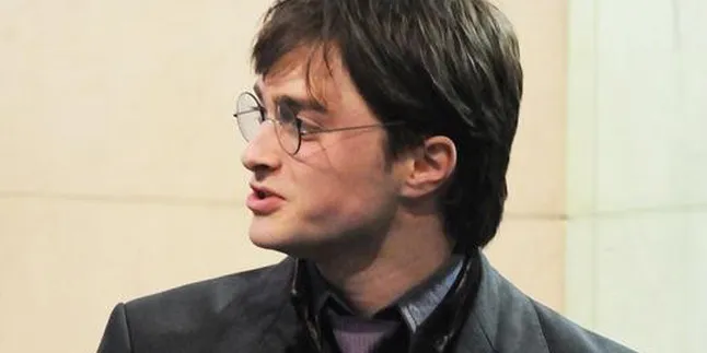 Daniel Radcliffe Tampil Pakai Bra!
