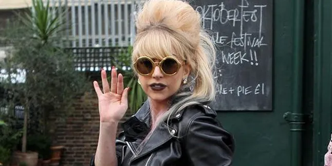 Lady GaGa Kunjungi Pub Pakai Kostum Ala Flamingo!