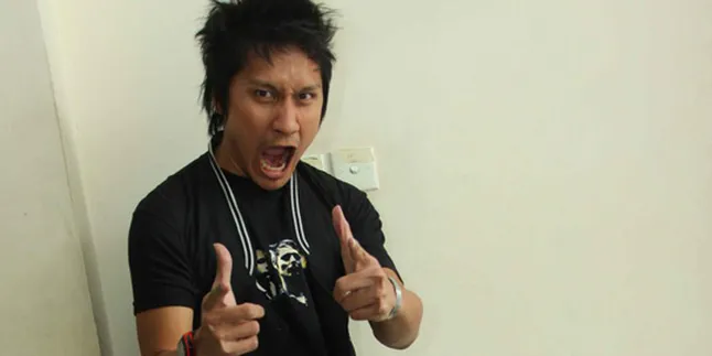 Arie Untung Direpotkan Dua Anaknya