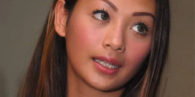 Indah Kalalo 'Beradegan Mesra'