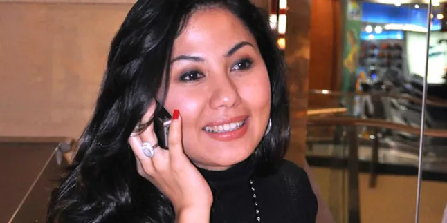 Emma Waroka Lebih Nyaman Bersama Pria Bule