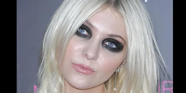 Taylor Momsen Kecam Pengguna Kamera Saat Konser