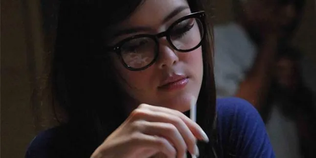 Cathy Sharon - Julie Estelle Kacamata Penting!