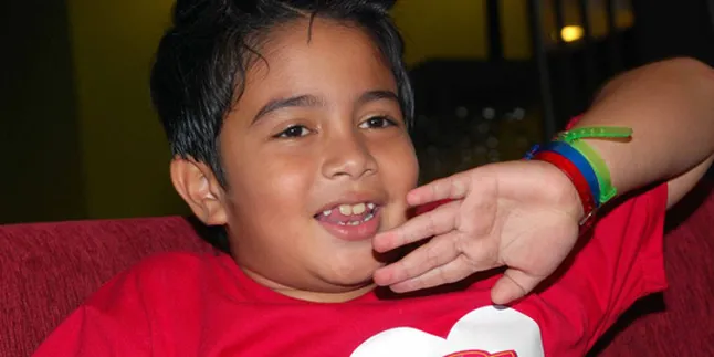 Umay Shahab Ngamen Untuk Korban Bencana