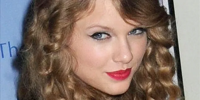Taylor Swift Digaet Elizabeth Arden