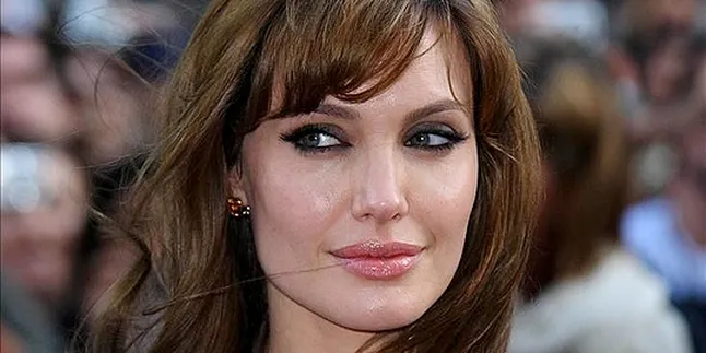 Jolie - Pitt Rayakan Halloween di Budapest