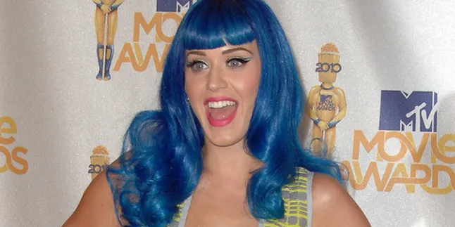 Bulan Madu, Katy Perry Disengat Laba-Laba Tropis