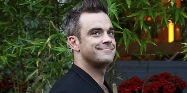 Demi Poker, Robbie Williams Rela Tinggal Bersama Mertua