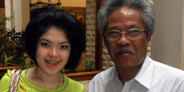 Tina Toon Jadi Relawan Penghibur Anak Korban Merapi