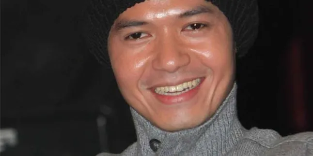 Dude Harlino Dicukur Botak