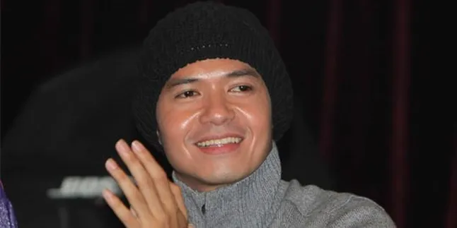 Dude Harlino Botak: Dingin Seperti Manusia Baru