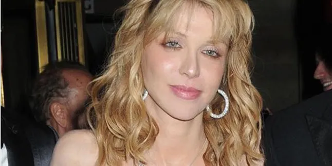 Janda Kurt Cobain Telanjang di Depan Wartawan