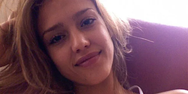 Foto Topless Jessica Alba Tersebar di Internet