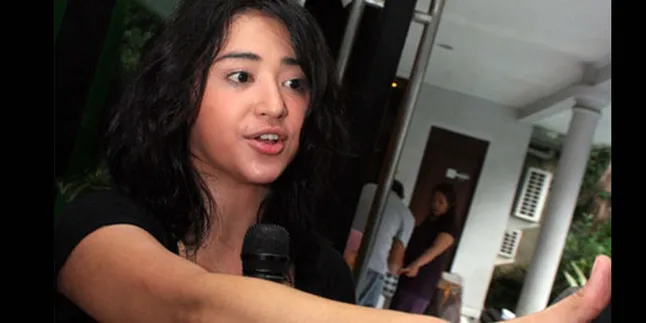 Dewi Perssik Tonjok Payudara Jupe