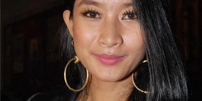 Happy Salma Lelang Buku Favorit Untuk Korban Bencana