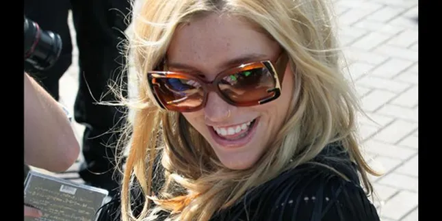 Kesha Luncurkan Album Plus Pamer Gigi Emas