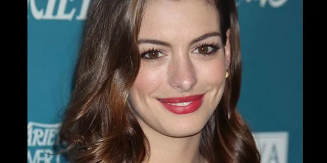 Hathaway - Gyllenhaal - Swift, Cinta Segitiga?