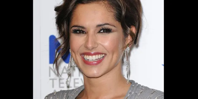 Cheryl Cole Dilempar Pie di Britain's Award
