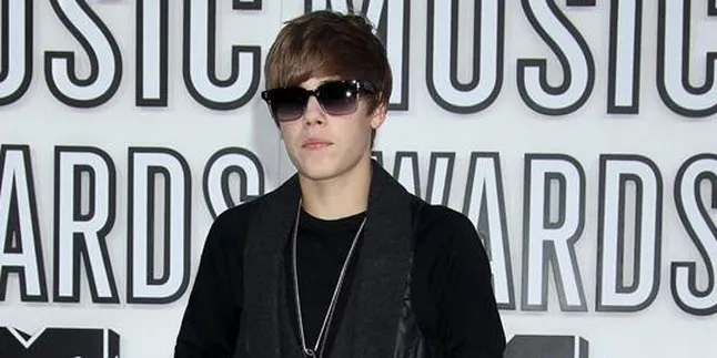 Justin Bieber Alami Cedera Lutut