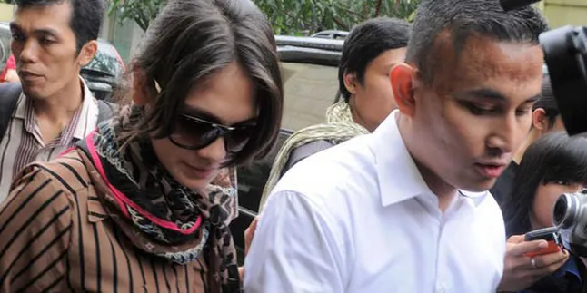 Konsen Hadapi Kasus, Luna Maya Tunda Penulisan Buku Konsen Hadapi Kasus, Luna Maya Tunda Penulisan Buku