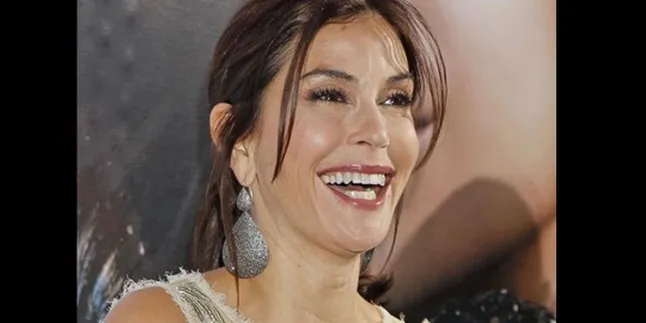 Teri Hatcher Kembali Ke Film Superman!