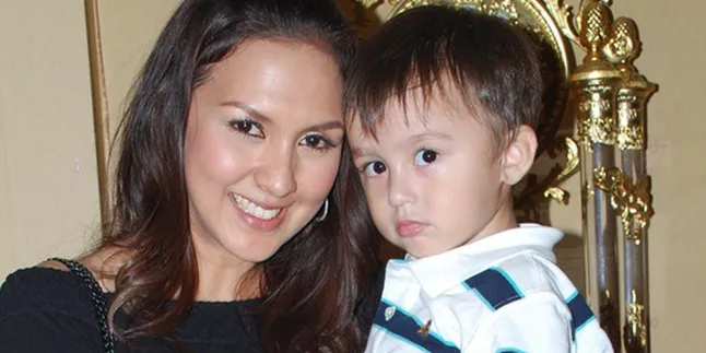 Donna Agnesia Merasa Cukup Tiga Anak