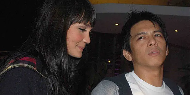 Dukung Kekasih, Luna Maya Cium Pipi Ariel
