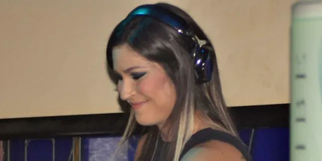 Aksi DJ Rap Penuh Dengan Wanita Seksi Aksi DJ Rap Penuh Dengan Wanita Seksi