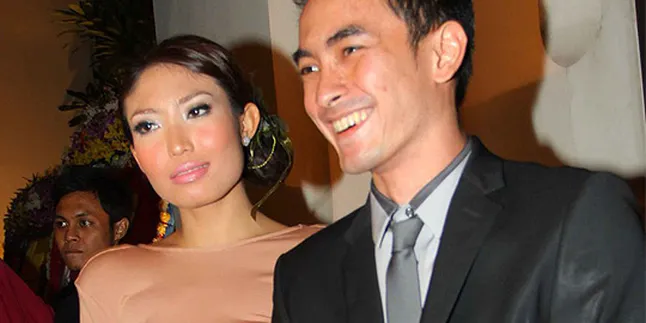 Calonkan Diri Jadi Bupati, Zumi Zola Lamar Ayu Dewi?