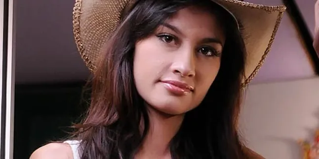 Rebecca Belum Siap Menikah