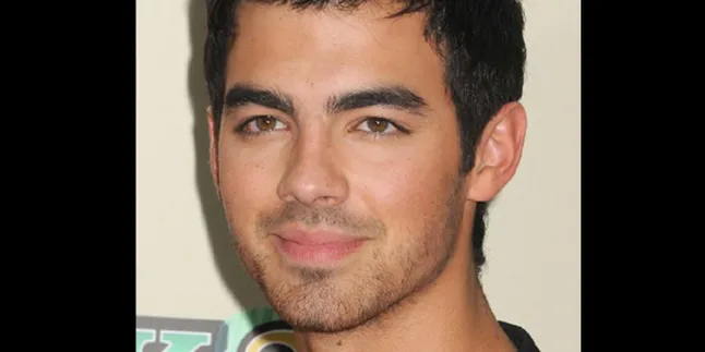 Bawa Pisau, Joe Jonas dan Ashley Greene Ditahan di Bandara