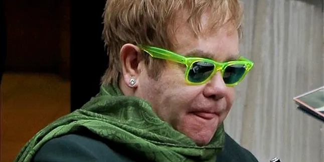 Elton John Lebih Suka Kacamata Ketimbang Ponsel