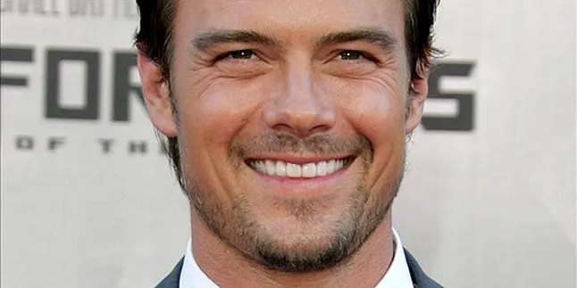 Josh Duhamel 'Ditendang' Dari Pesawat