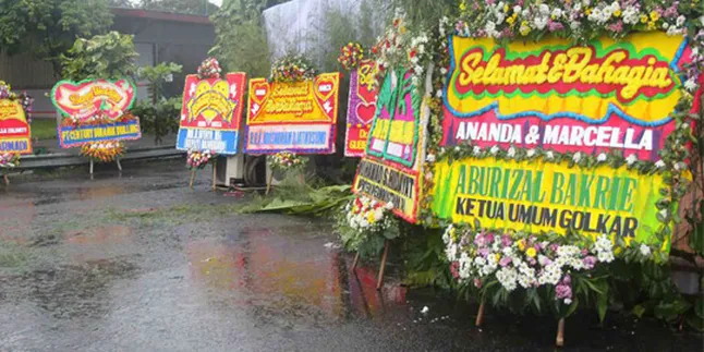 Karangan Bunga Pejabat Hiasi Resepsi Ananda & Marcella
