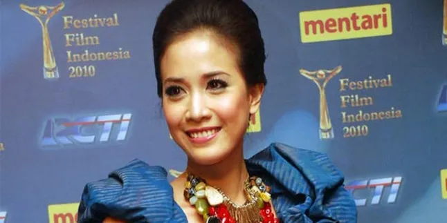 Minum Air Kelapa, Fanny Fabriana Kena Malaria Minum Air Kelapa, Fanny Fabriana Kena Malaria
