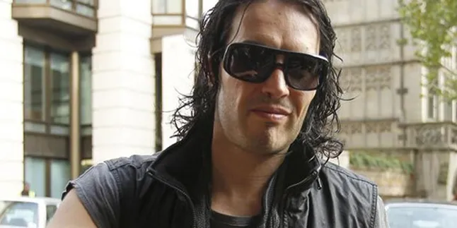 Russell Brand Menyerang Sebuah Robot