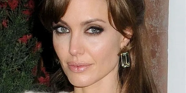 Angelina Jolie Tak Sabar Jadi Bagian Burton - Depp