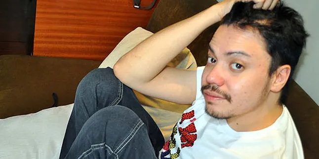 Batal Syuting Dewa 19, Sam Brodie Dugem Bareng Sienna Miller