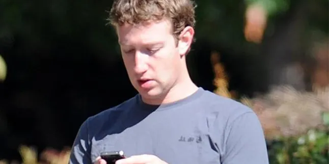 Mark Zuckerberg Hanya Puji Kostum 'SOCIAL NETWORK'