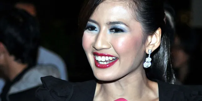 Asti Ananta Hobi Eksplorasi Busana