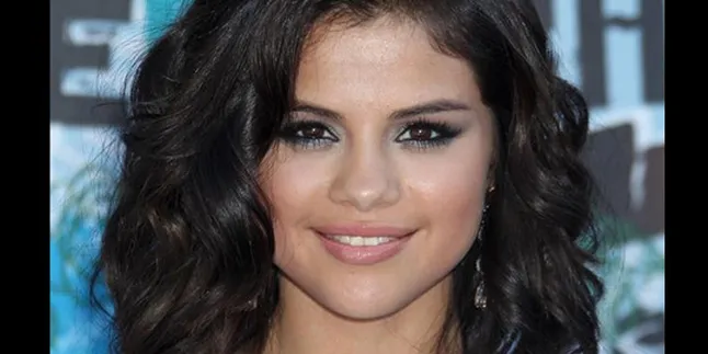 Selena Gomez Sangkal Kencani Justin Bieber