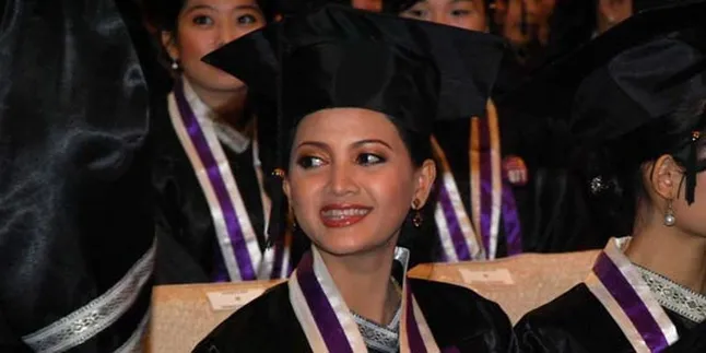 Raih Gelar S2, Lisa A Riyanto Tak Terlantarkan Anak