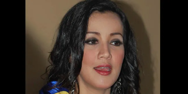 Dipuji Anak, Andi Soraya Serius Bernyanyi