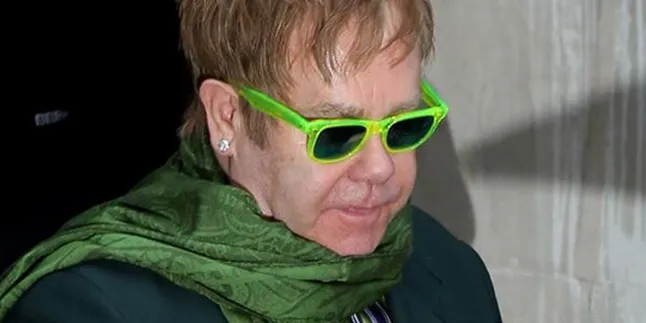 Elton John Masih Tertarik Pada Perempuan